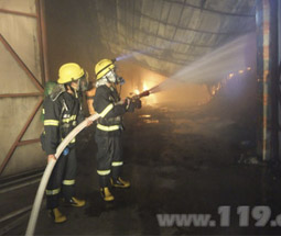 蚊香厂深夜起大火 龙岩消防左右围攻扑救